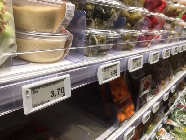 ESL Halterungen bei Regal mit Salat