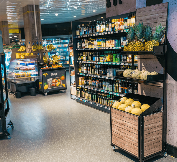 Zweit-Point-of-Sale mit drei Tablaren und Display in Holzoptik, auf jedem Tablar werden verschiedene Früchte wie z.B Melonen ansprechend präsentiert.