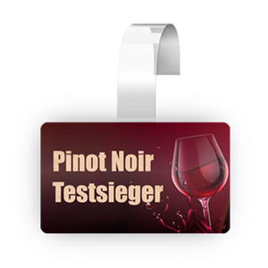 ein Regalwobbler mit der hellen Aufschrift Pinot Noir Testsieger