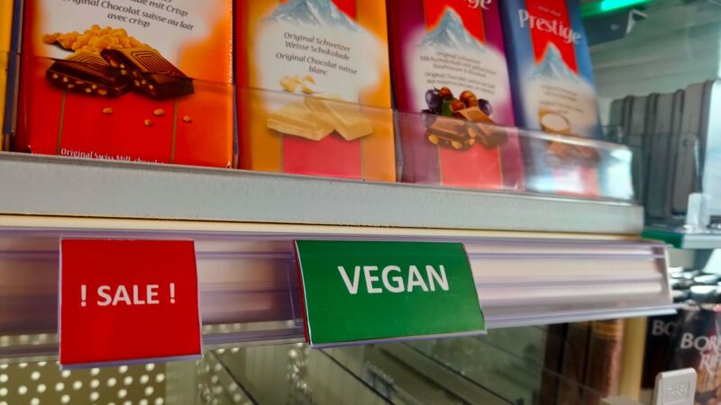 Regalpreisleiste mit Beschriftung SALE und VEGAN