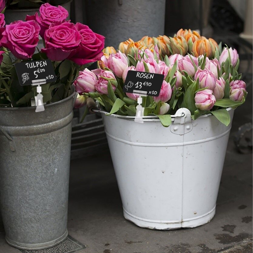 Blumenkuebel mit Karten beschriftet