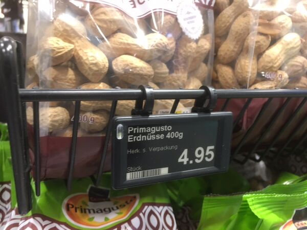 ESL Halterungen bei Korb mit Nuessen