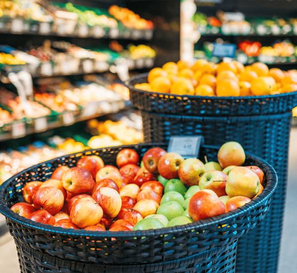 Deux corbeilles de fruits différents présentées de manière attrayante en gros plan.