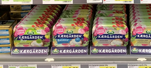 Kaergarden im Regal mit Branding-Warenvorschubsystem von POS Tuning
