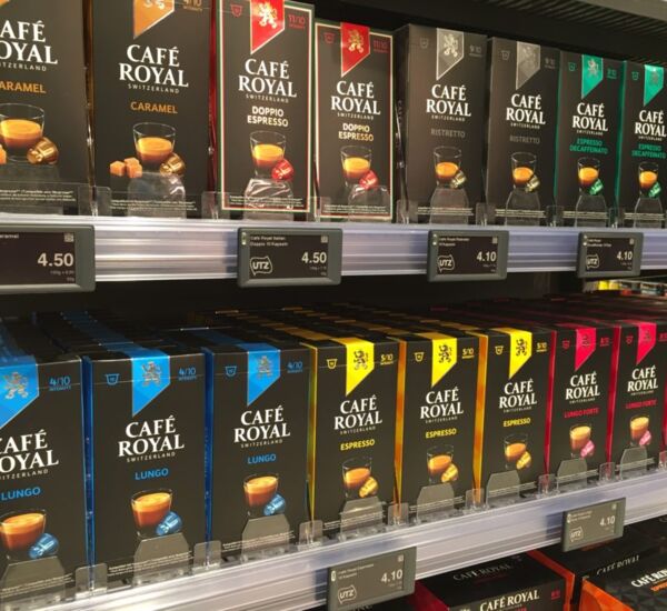 Supports ESL sur l'étagère à café