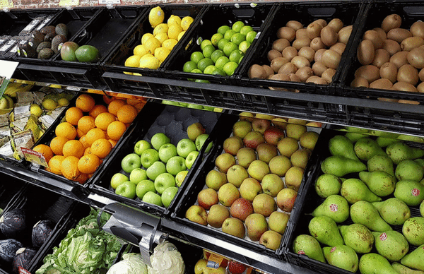 Inserts contre le gaspillage alimentaire dans les rayons de fruits